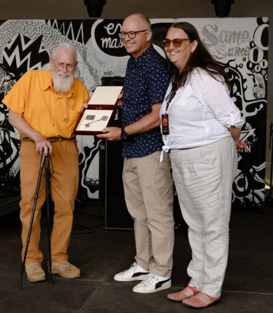 Bruce Cockburn 12 July 2025 Winnipeg Mayor Scott Gillingham & executive director WFF Valerie Shantz photo Matt Horseman